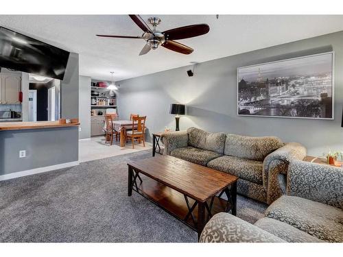 565 Macewan Drive Nw, Calgary, AB - Indoor Photo Showing Living Room