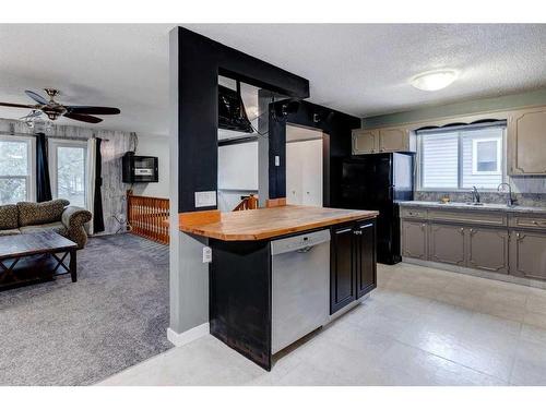 565 Macewan Drive Nw, Calgary, AB - Indoor Photo Showing Kitchen With Double Sink