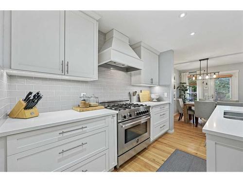 504 22 Avenue Nw, Calgary, AB - Indoor Photo Showing Kitchen With Upgraded Kitchen