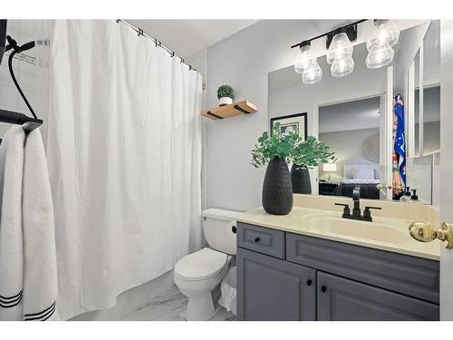 504 22 Avenue Nw, Calgary, AB - Indoor Photo Showing Bathroom