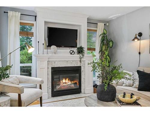 504 22 Avenue Nw, Calgary, AB - Indoor Photo Showing Living Room With Fireplace