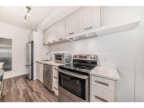 208-730 5 Street Ne, Calgary, AB - Indoor Photo Showing Kitchen