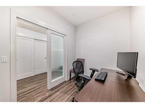 208-730 5 Street Ne, Calgary, AB - Indoor Photo Showing Office