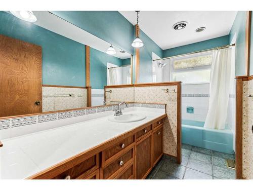 4020 Commanche Road Nw, Calgary, AB - Indoor Photo Showing Bathroom