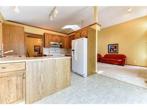 106 Oakbriar Close Sw, Calgary, AB - Indoor Photo Showing Kitchen