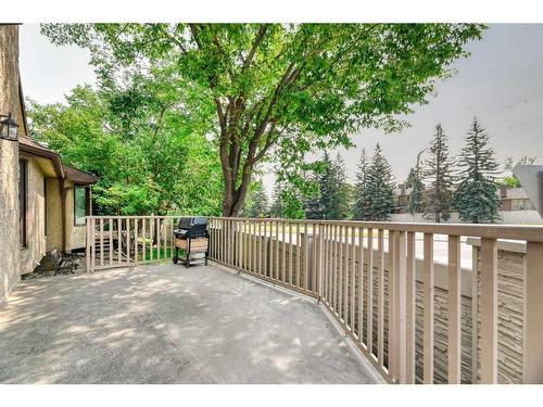 106 Oakbriar Close Sw, Calgary, AB - Outdoor