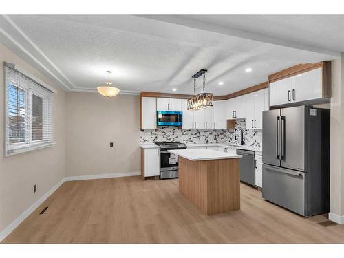 21 Aberdare Way Ne, Calgary, AB - Indoor Photo Showing Kitchen