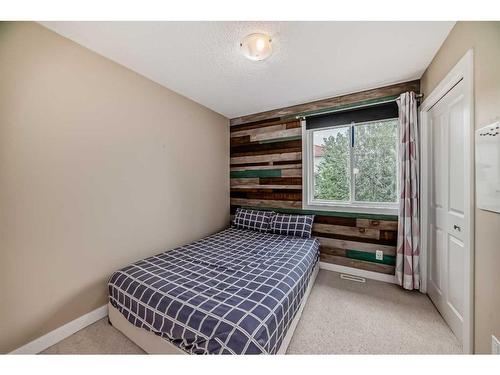 160 Sandringham Close Nw, Calgary, AB - Indoor Photo Showing Bedroom