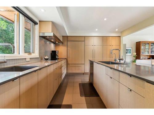 60 West Glen Crescent Sw, Calgary, AB - Indoor Photo Showing Kitchen