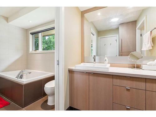 60 West Glen Crescent Sw, Calgary, AB - Indoor Photo Showing Bathroom