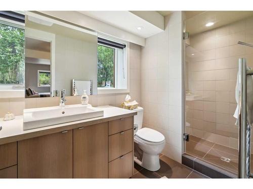 60 West Glen Crescent Sw, Calgary, AB - Indoor Photo Showing Bathroom