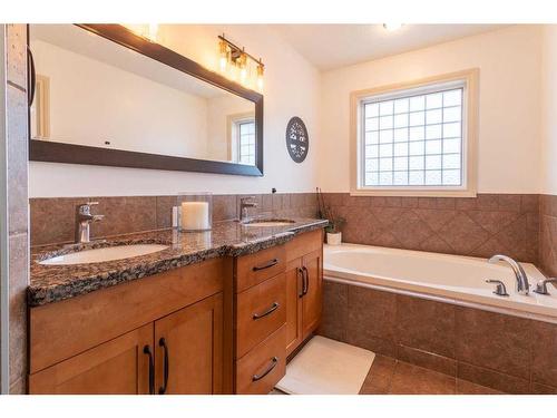 2431 24A Street Sw, Calgary, AB - Indoor Photo Showing Bathroom