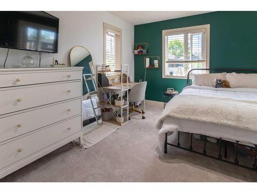 2431 24A Street Sw, Calgary, AB - Indoor Photo Showing Bedroom