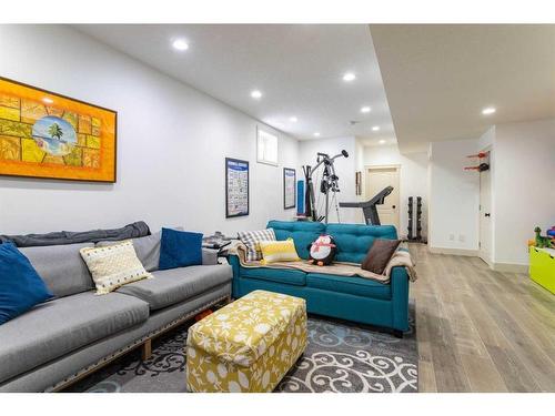 2431 24A Street Sw, Calgary, AB - Indoor Photo Showing Living Room