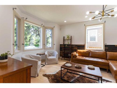 2431 24A Street Sw, Calgary, AB - Indoor Photo Showing Living Room