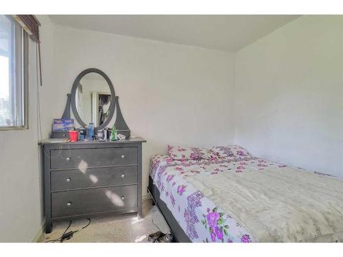 4831 40 Avenue Sw, Calgary, AB - Indoor Photo Showing Bedroom