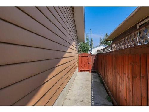 4831 40 Avenue Sw, Calgary, AB - Outdoor