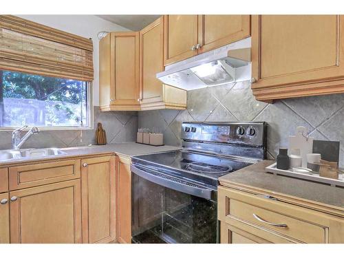 4831 40 Avenue Sw, Calgary, AB - Indoor Photo Showing Kitchen