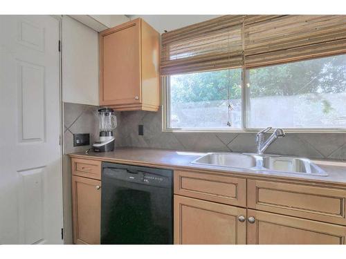 4831 40 Avenue Sw, Calgary, AB - Indoor Photo Showing Kitchen With Double Sink