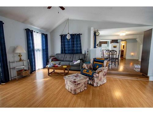 1206 20 Street, Didsbury, AB - Indoor Photo Showing Living Room