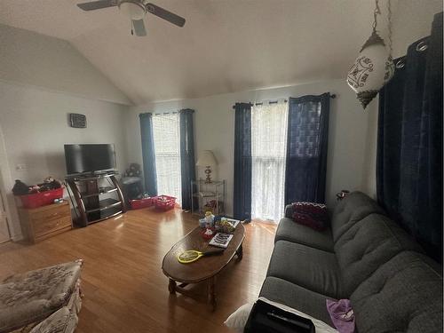 1206 20 Street, Didsbury, AB - Indoor Photo Showing Living Room