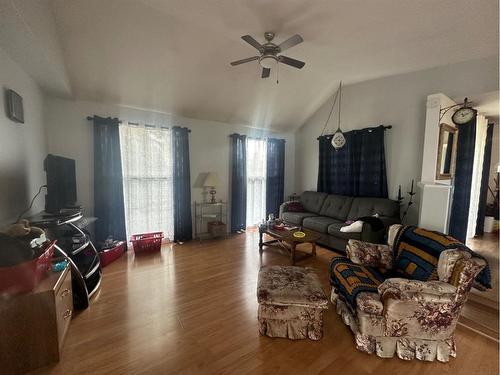 1206 20 Street, Didsbury, AB - Indoor Photo Showing Living Room