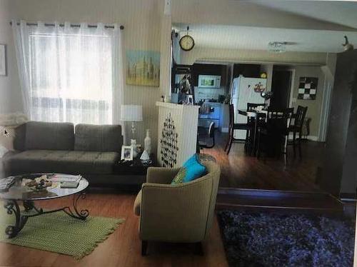 1206 20 Street, Didsbury, AB - Indoor Photo Showing Living Room