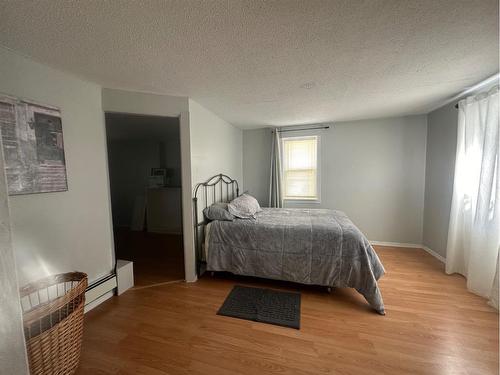 1206 20 Street, Didsbury, AB - Indoor Photo Showing Bedroom