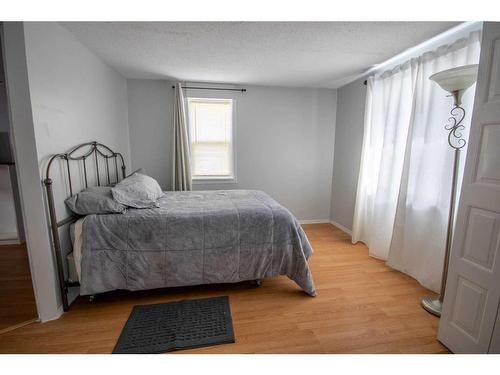 1206 20 Street, Didsbury, AB - Indoor Photo Showing Bedroom