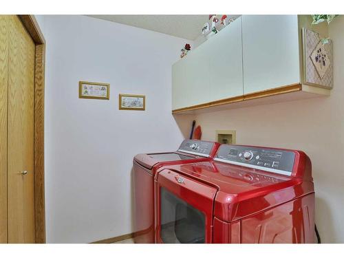 8 Hamptons Rise Nw, Calgary, AB - Indoor Photo Showing Laundry Room