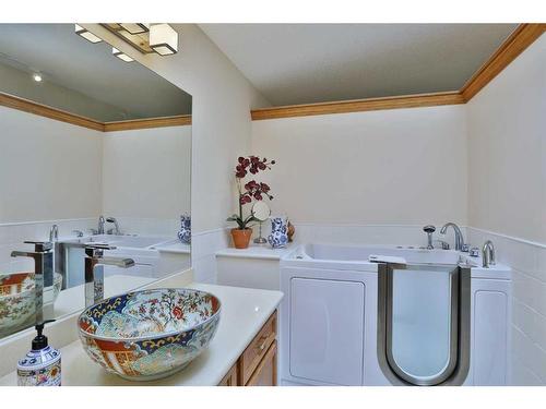 8 Hamptons Rise Nw, Calgary, AB - Indoor Photo Showing Laundry Room