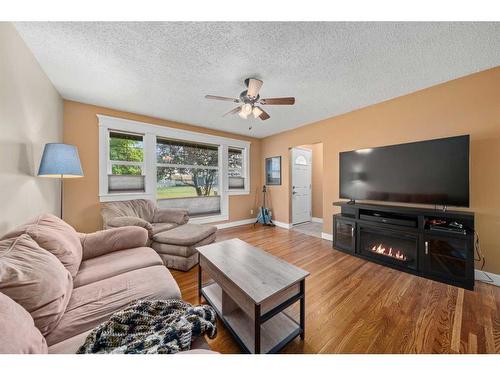 2531 Southwood Drive Se, Calgary, AB - Indoor Photo Showing Living Room