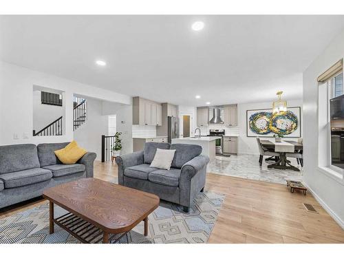 49 Morningside Bay Sw, Airdrie, AB - Indoor Photo Showing Living Room