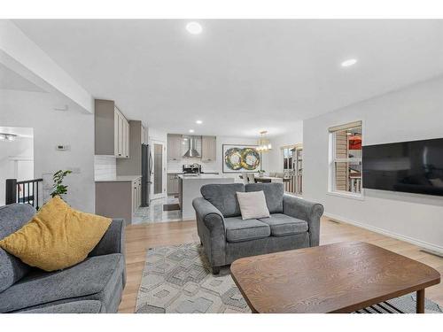 49 Morningside Bay Sw, Airdrie, AB - Indoor Photo Showing Living Room