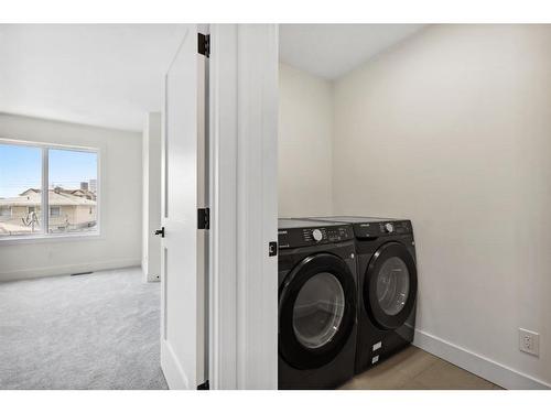 1423 Child Avenue Ne, Calgary, AB - Indoor Photo Showing Laundry Room