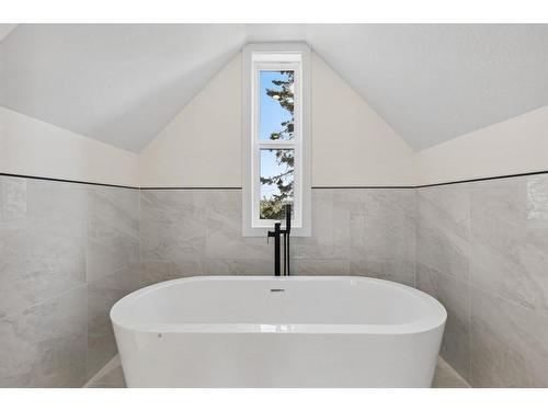 1423 Child Avenue Ne, Calgary, AB - Indoor Photo Showing Bathroom