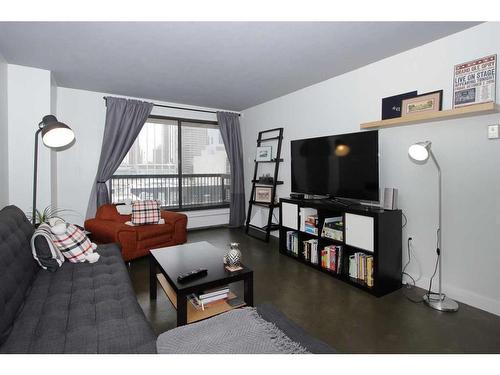 607-718 12 Avenue Sw, Calgary, AB - Indoor Photo Showing Living Room