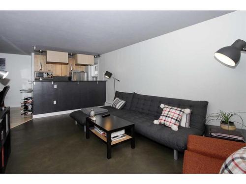 607-718 12 Avenue Sw, Calgary, AB - Indoor Photo Showing Living Room