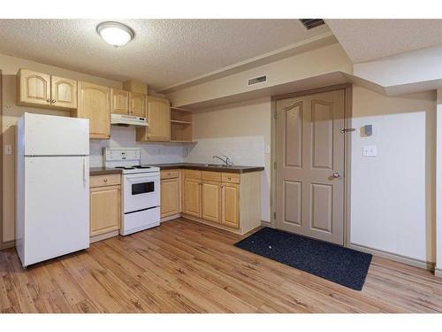 442 27 Avenue Nw, Calgary, AB - Indoor Photo Showing Kitchen