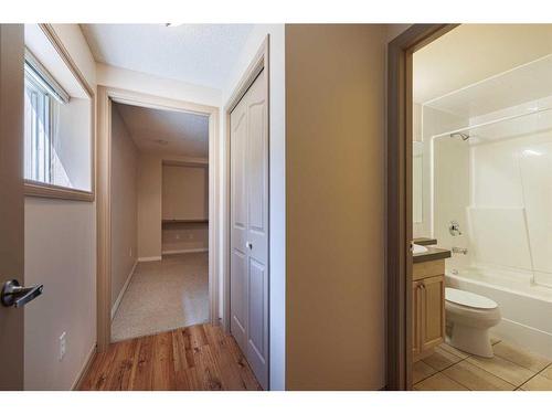 442 27 Avenue Nw, Calgary, AB - Indoor Photo Showing Bathroom