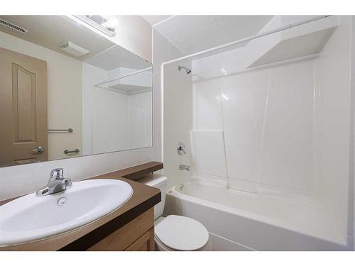 442 27 Avenue Nw, Calgary, AB - Indoor Photo Showing Bathroom