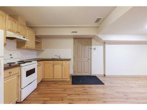 442 27 Avenue Nw, Calgary, AB - Indoor Photo Showing Kitchen