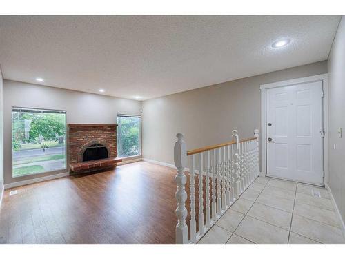 442 27 Avenue Nw, Calgary, AB - Indoor With Fireplace