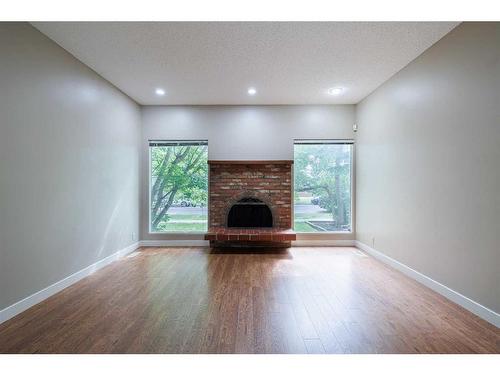 442 27 Avenue Nw, Calgary, AB - Indoor With Fireplace