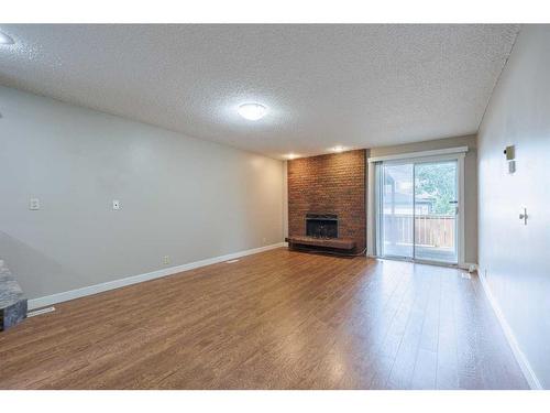 442 27 Avenue Nw, Calgary, AB - Indoor Photo Showing Living Room With Fireplace