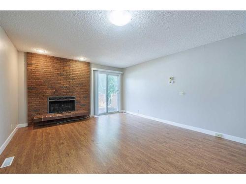 442 27 Avenue Nw, Calgary, AB - Indoor Photo Showing Living Room With Fireplace