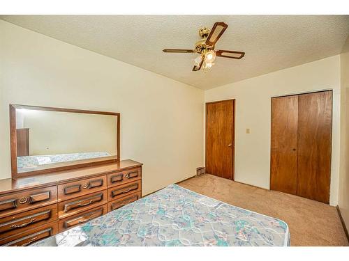 7325-7327 37 Avenue Nw, Calgary, AB - Indoor Photo Showing Bedroom