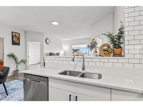 1415-1140 Taradale Drive Ne, Calgary, AB - Indoor Photo Showing Kitchen With Double Sink