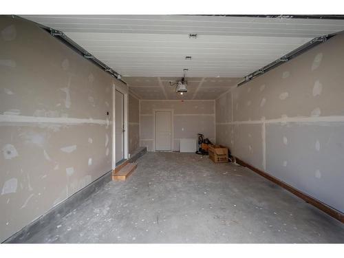 605-33 Merganser Drive West, Chestermere, AB - Indoor Photo Showing Garage