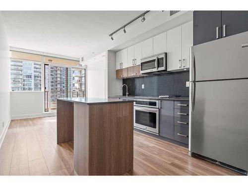 1104-550 Riverfront Avenue Se, Calgary, AB - Indoor Photo Showing Kitchen With Stainless Steel Kitchen